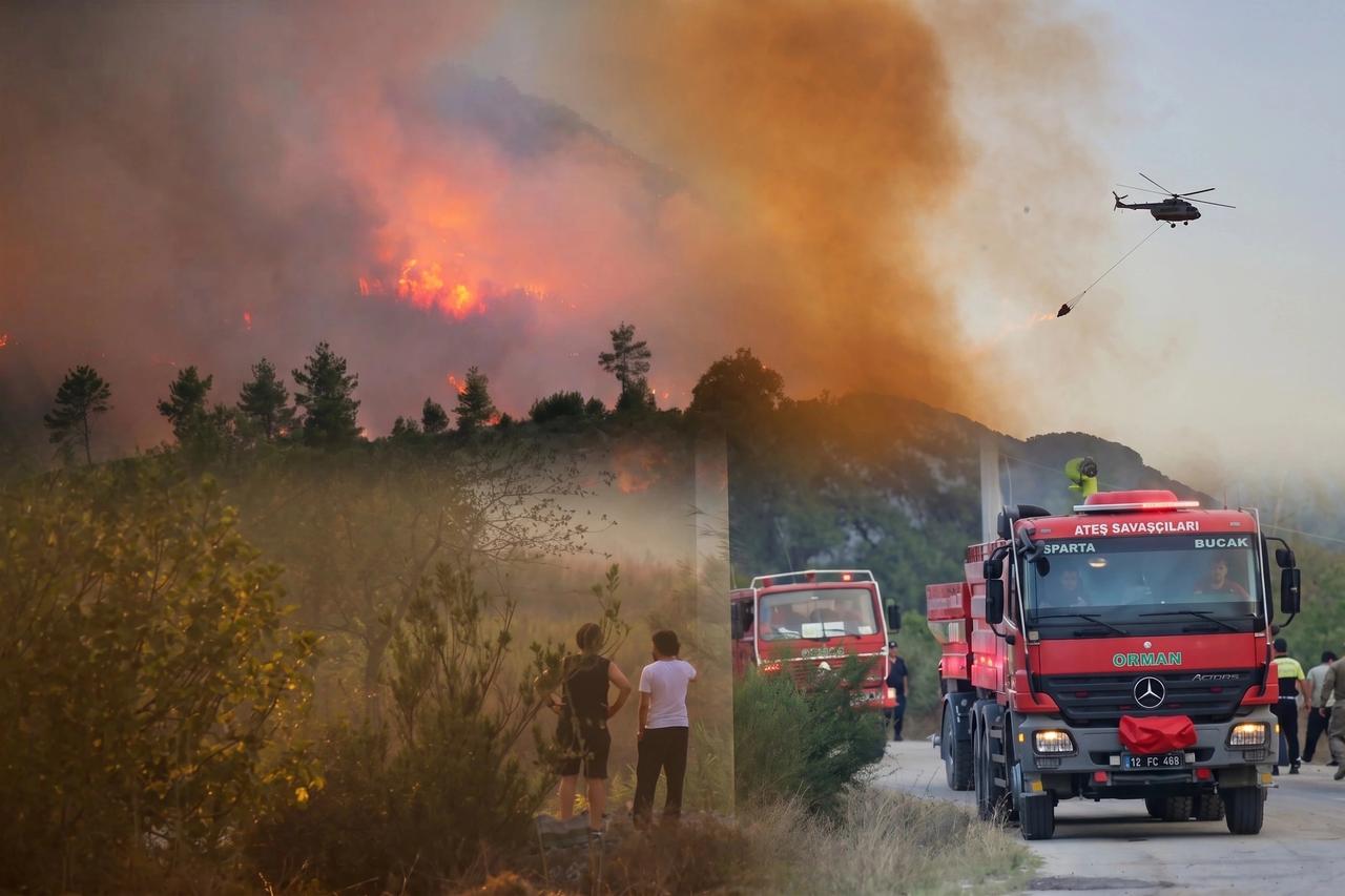 Muğla ve Antalya'da orman yangınları: Serik kontrol altında, Menteşe'de mücadele sürüyor