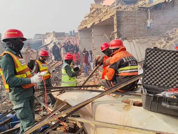 Faysalabad'da tutkal fabrikasında patlama: 15 ölü