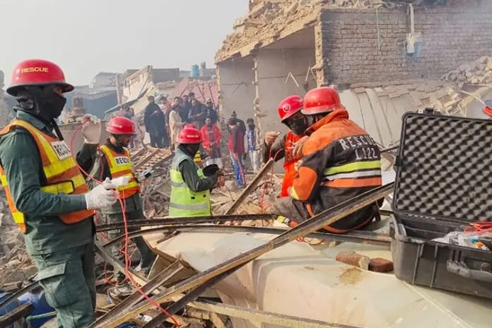 Faysalabad'da tutkal fabrikasında patlama: 15 ölü