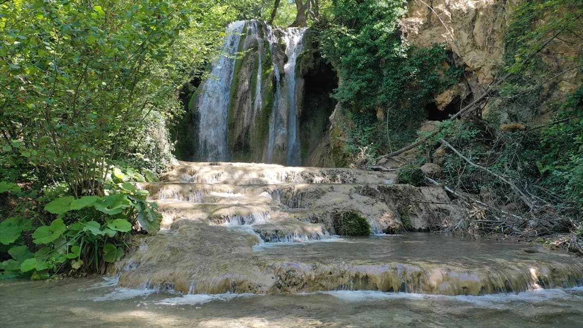 Okçular Şelalesi doğal güzellikleriyle uğrak noktası