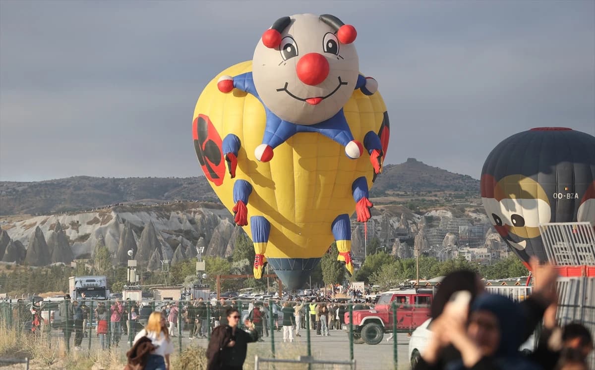 Kapadokya semalarında görsel şölen: 7. Balon Festivali 30 dev figürle başladı