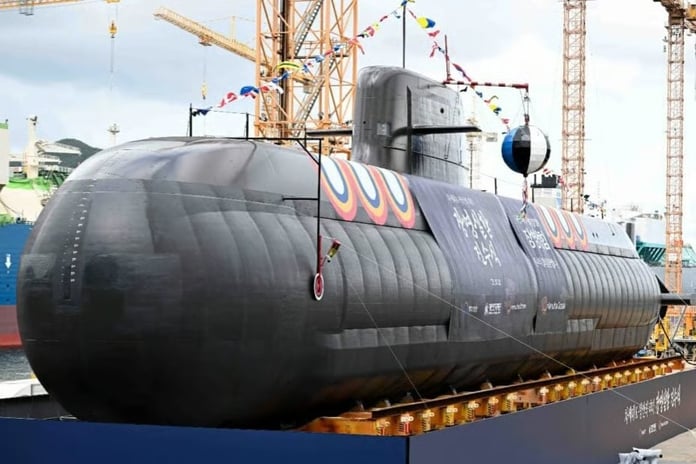 Güney Kore yeni hücum denizaltısını denize indirdi