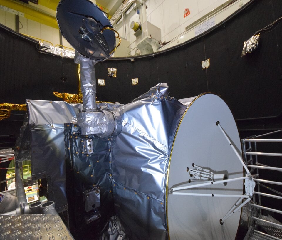 JUICE, Jüpiter sisteminin soğuğu için tasarlanmıştır. Uzay aracı şu anda Güneş'e çok daha yakın ve bir ısı kalkanı görevi görmek için büyük, yüksek kazançlı antenini Güneş'e doğrultmalıdır. Yukarıda görülen yönlendirilebilir orta kazançlı anten, bu dönemde Dünya ile iletişim kurmak için kullanılır.