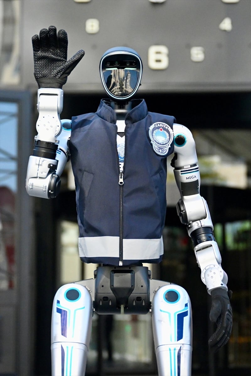İnsansı robot MEGA, zabıta ekipleriyle denetimde