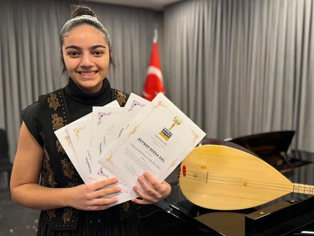 Zeynep'ten uluslararası başarı: 3 yarışmada 9 ödül