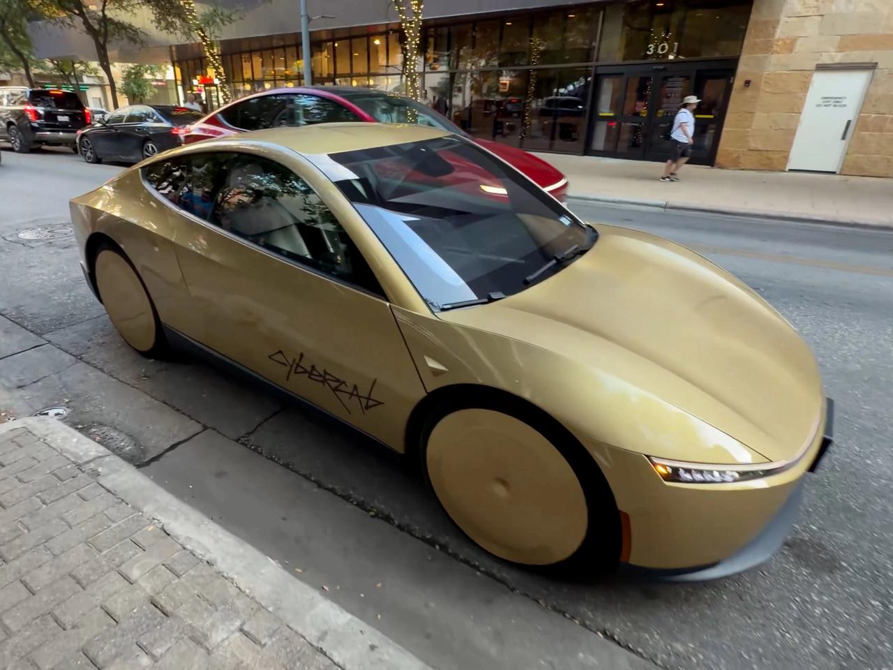 Tesla sürücüsüz yolculuğa başladı