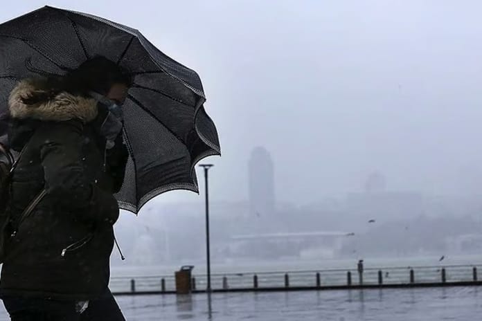 Sağanak ve fırtına geliyor, denizlere girmek yasaklandı