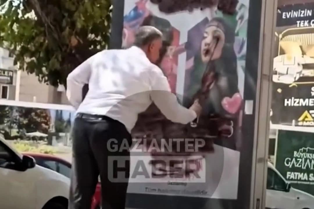 "Kızım Özeniyor" diyerek reklam afişini boyayla kapattı