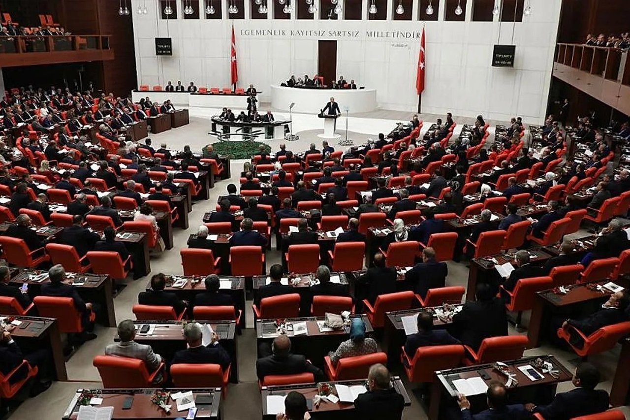 Memur ve siyasetçi farkı