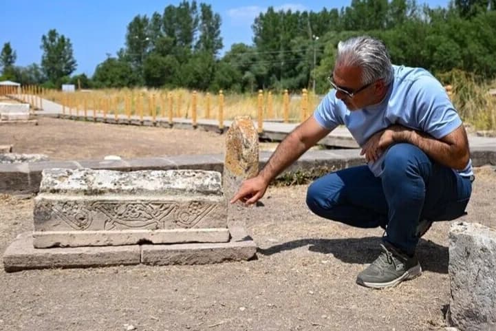 Gevaş Selçuklu Mezarlığı'nda çevgan motifli çocuk mezarı