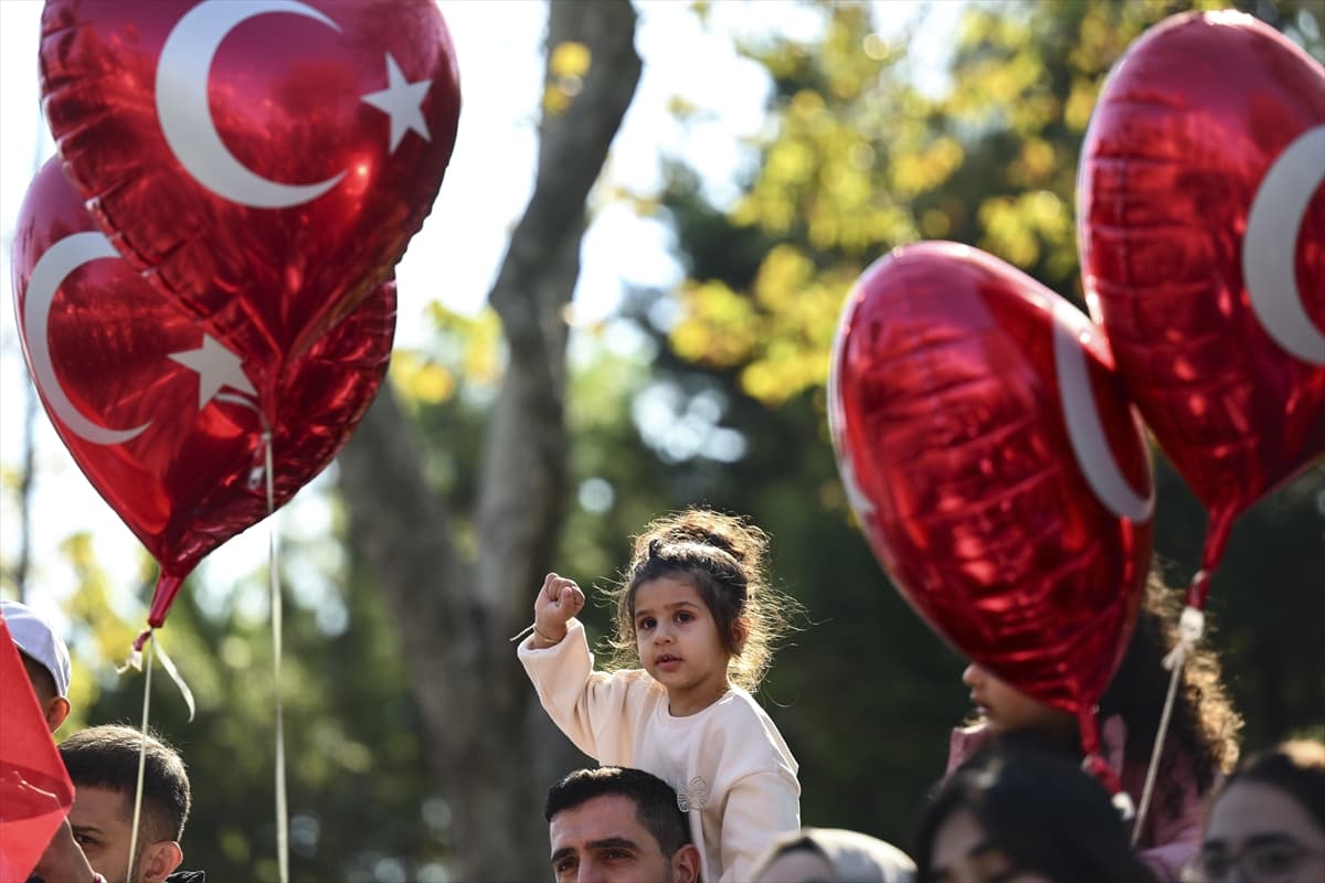 Vatan Caddesi'nde Cumhuriyet'in 102 yıllık gururu: İstanbul ayakta!