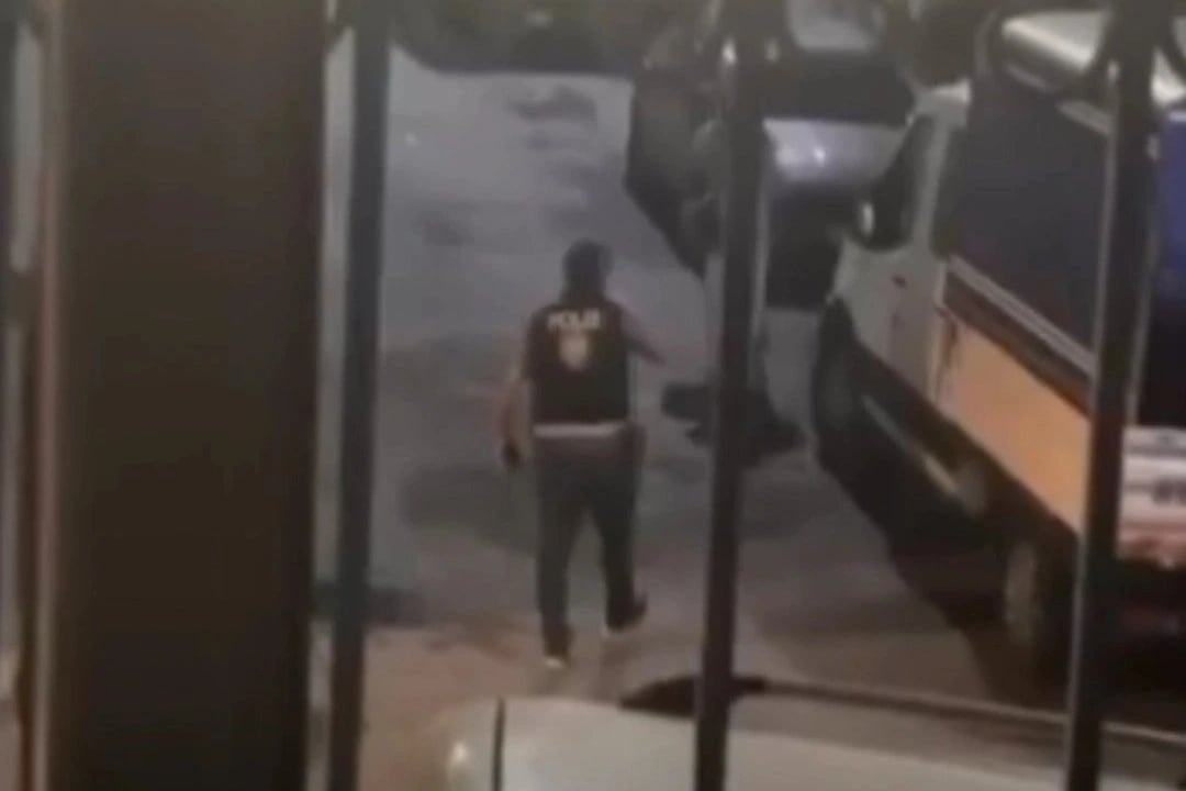 Polisi görünce boğazına bıçak dayadı