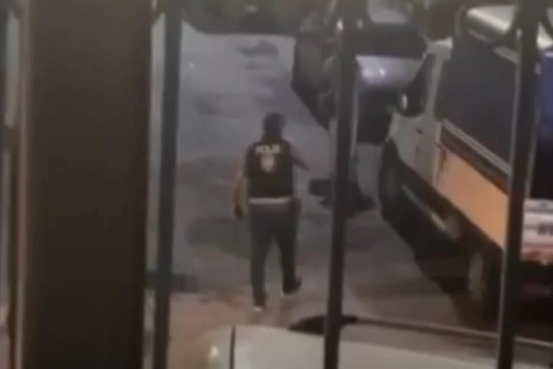 Kayıp kız, polisi görünce boğazına bıçak dayadı