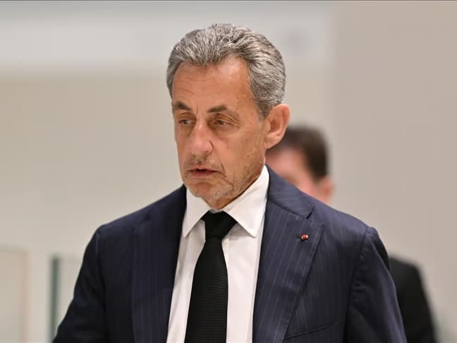 Sarkozy'nın onur nişanı alındı