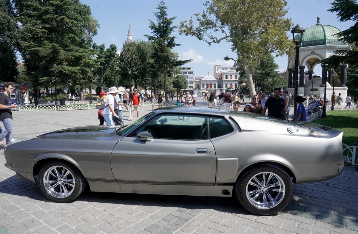 Sultanahmet Meydanı zamana meydana okuyan otomobillerle süslendi