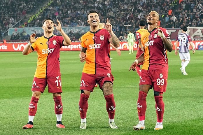 Galatasaray, Trabzonspor deplasmanında 2 golle galip gelerek şampiyonluğu 1 puana bıraktı