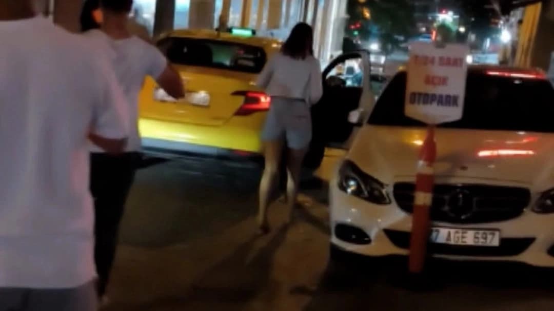 Taksiciyle iş birliği yapıp Kanadalı turisti gasbettiler