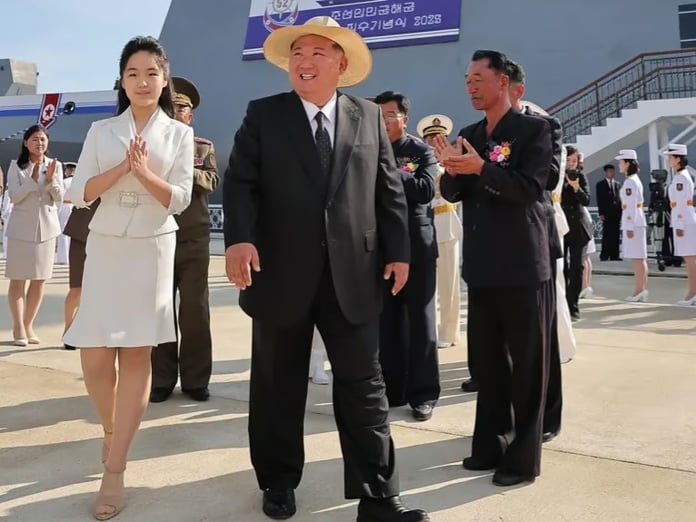 Kuzey Kore, savaş gemisini ikinci denemede başarıyla suya indirdi