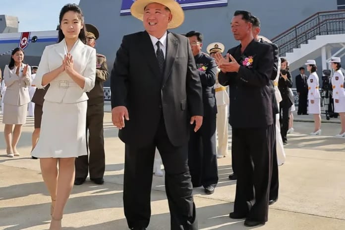 Kuzey Kore, savaş gemisini ikinci denemede başarıyla suya indirdi