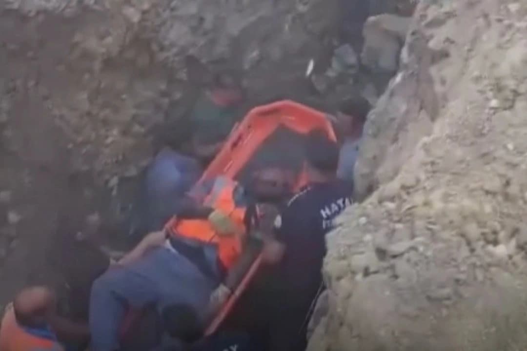 Hatay'da iş kazası: Göçük altında kalan 2 işçi kurtarıldı