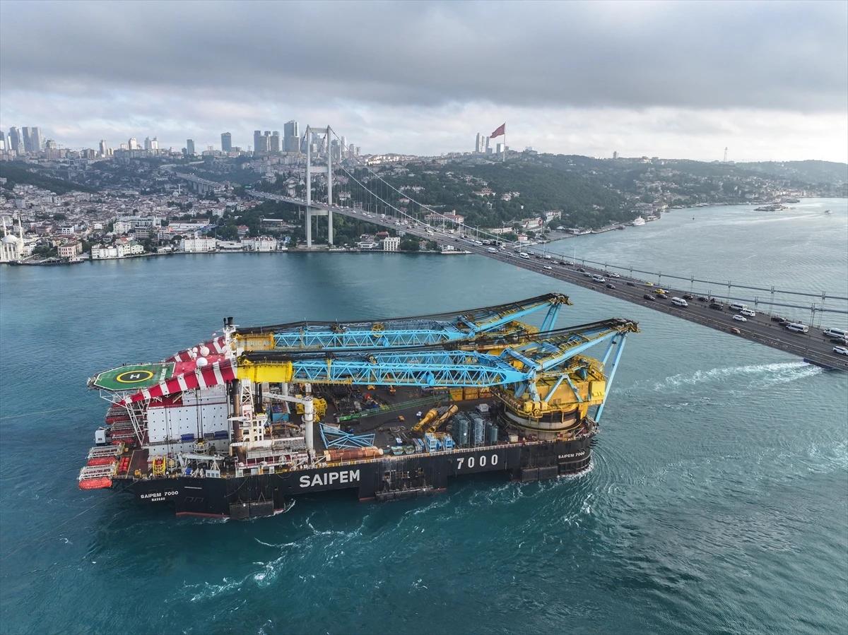 Köprülerin altından geçebilmek için boyunu kısaltacak: 'Saipem 7000' İstanbul Boğazı'nda!