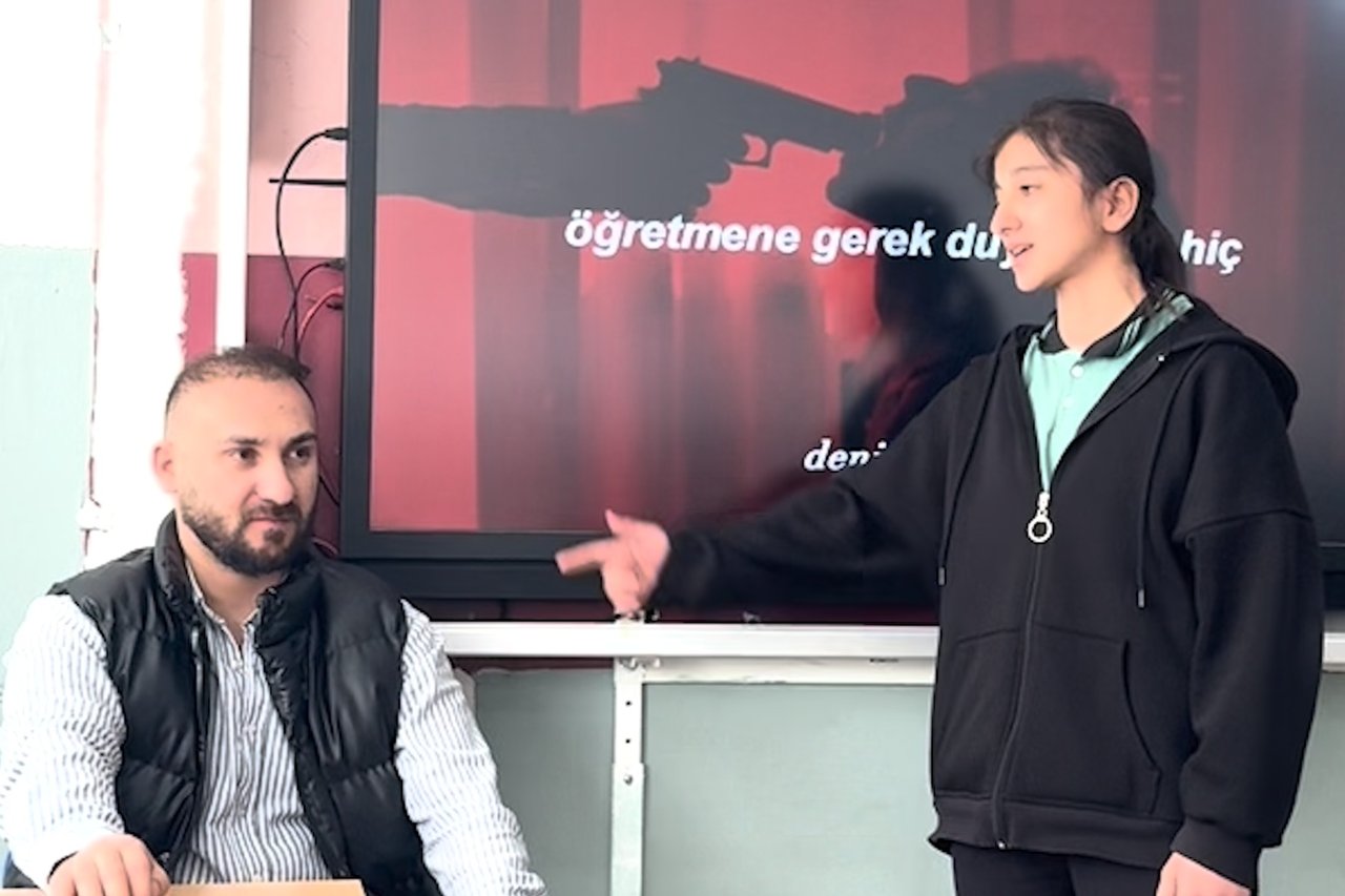 Sınıfta müstehcen ifadelerin yer aldığı rap şarkısını seslen