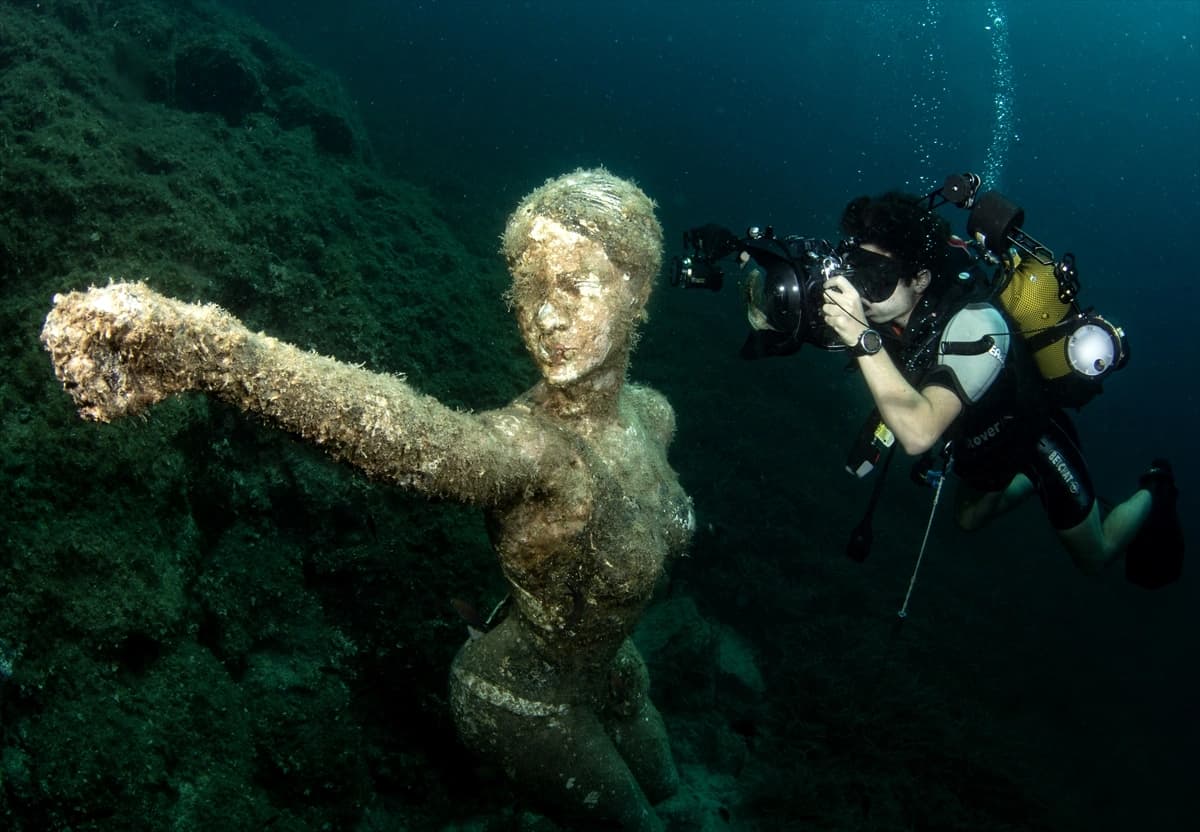 Deniz kirliliğinin sudaki izlerini fotoğraflıyor