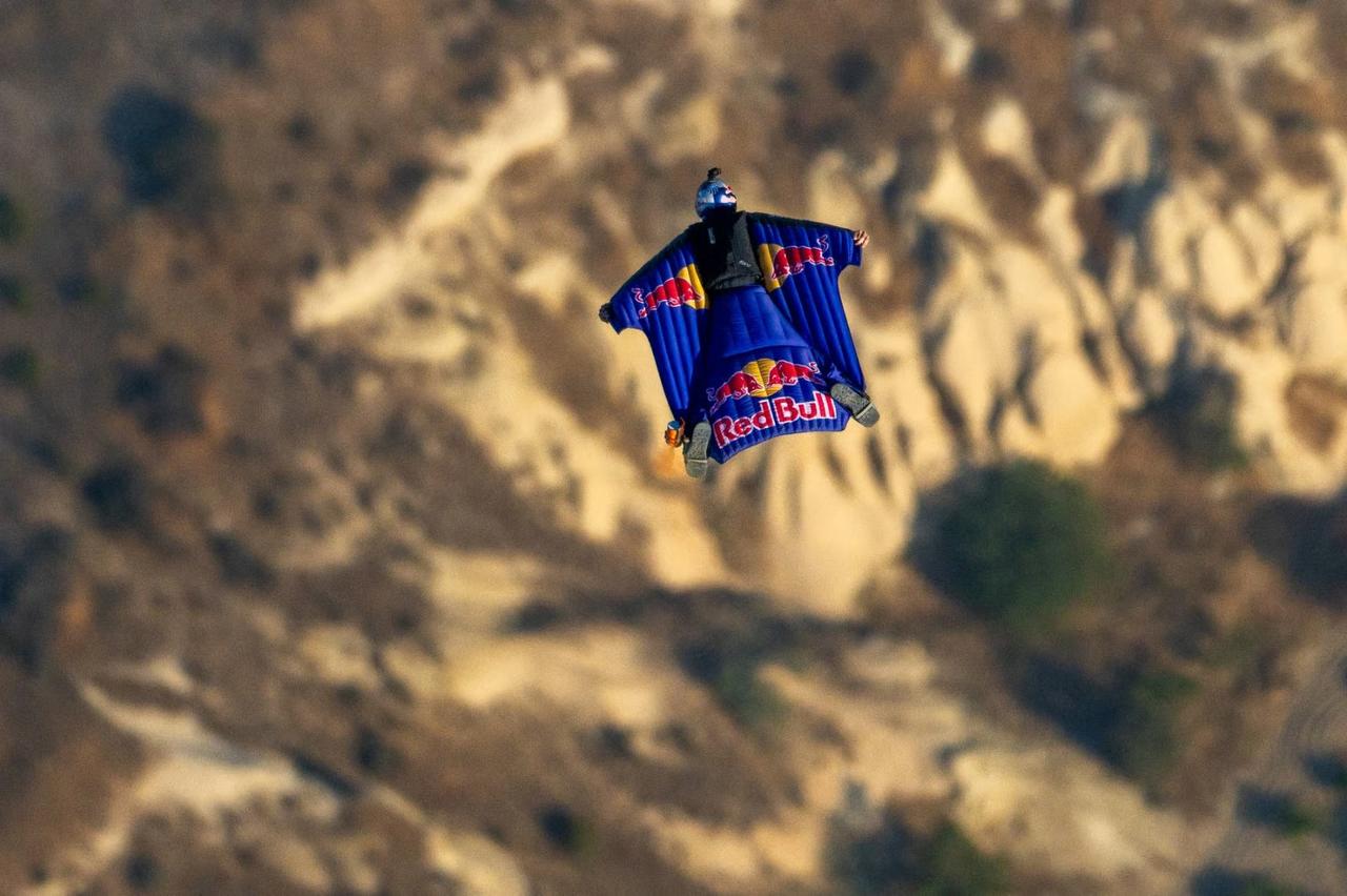 UNESCO listesindeki Kapadokya'da rüzgârlara karşı zorlu wingsuit mücadelesi