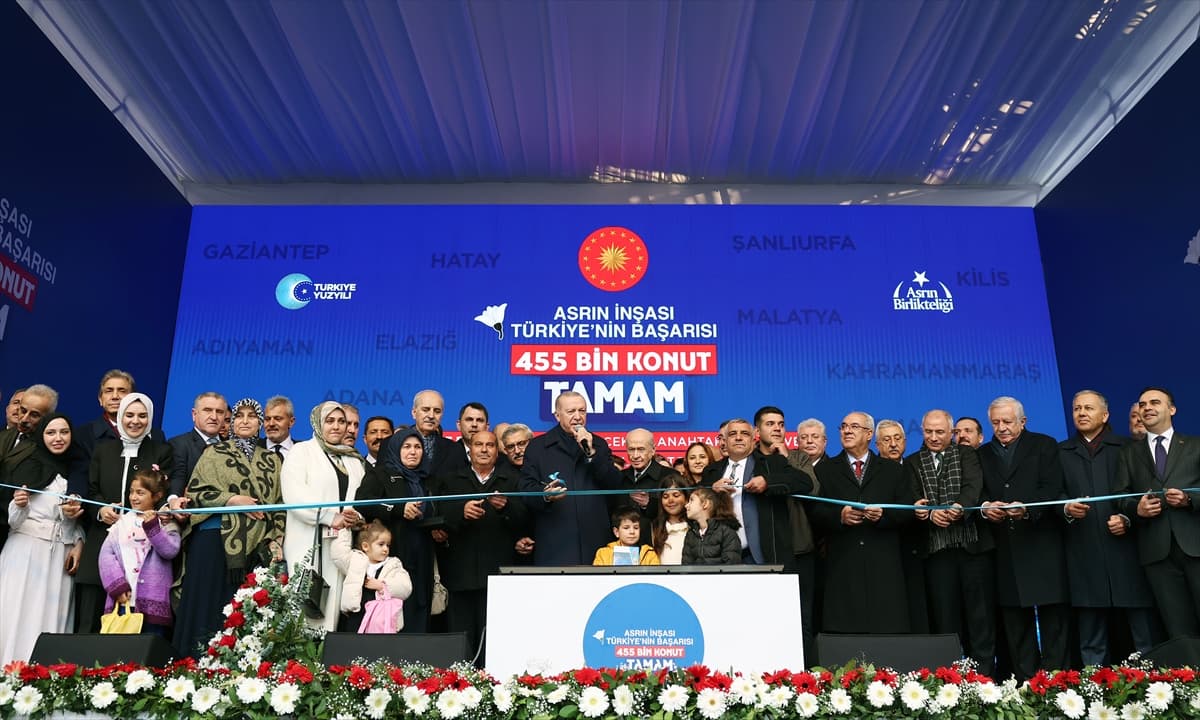 Afetzede aileler yeni yuvalarına kavuştu