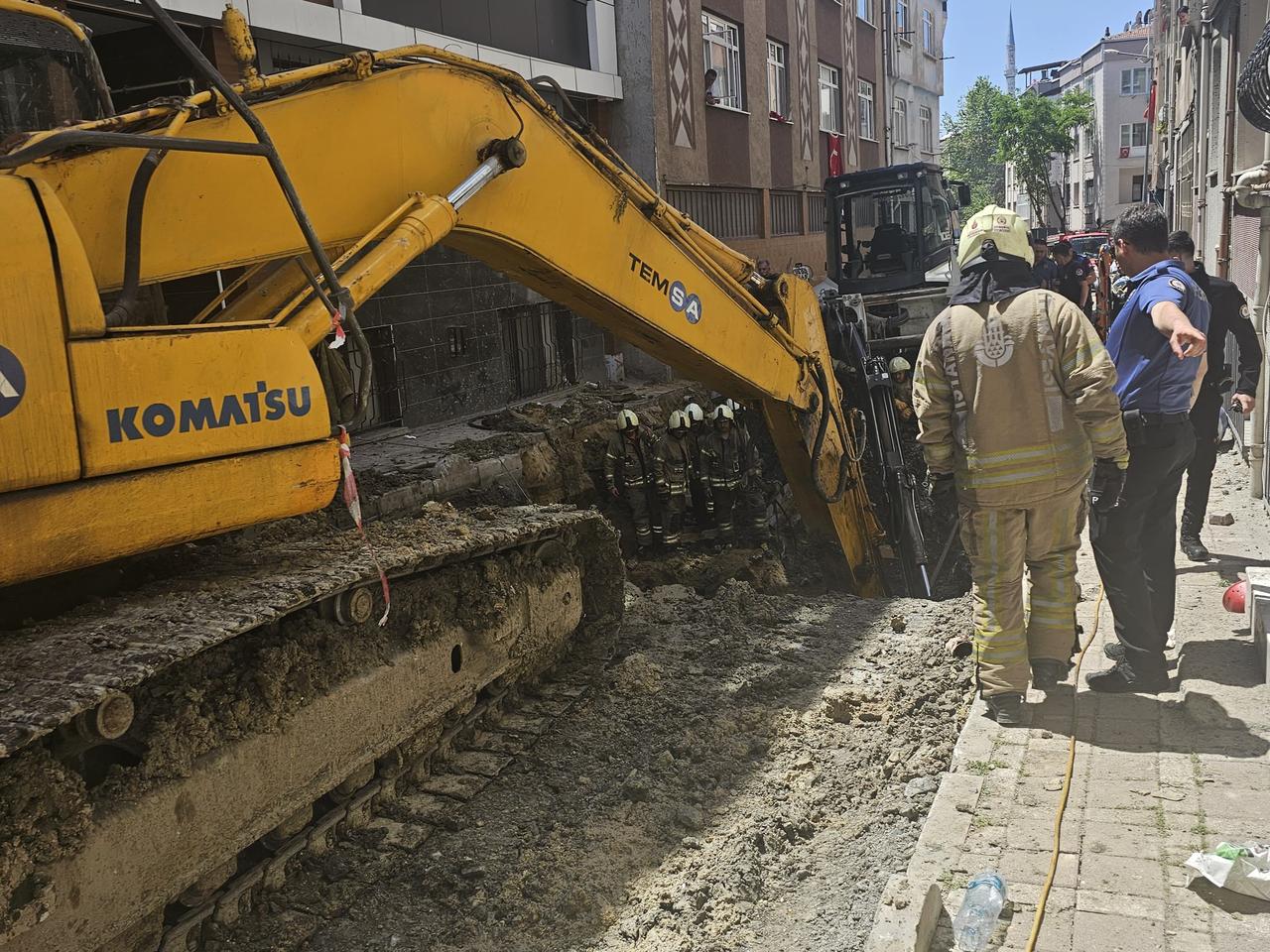 İSKİ'nin çalışması sırasında yol çöktü