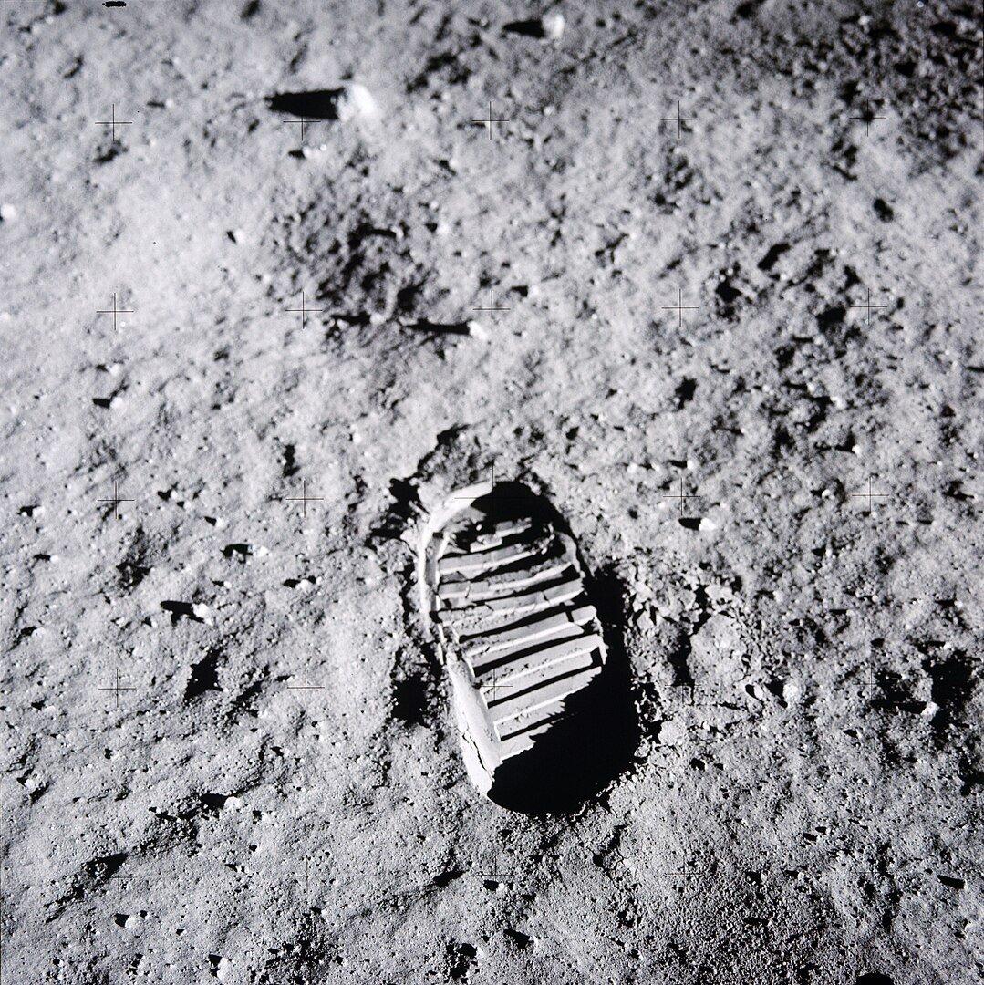 Buzz Aldrin'in Ay regolitindeki ayak izi, gelecekte Ay'da inşa edilecek yapılar için iyi bir malzeme olabilecek ince tozlu bir maddedir 