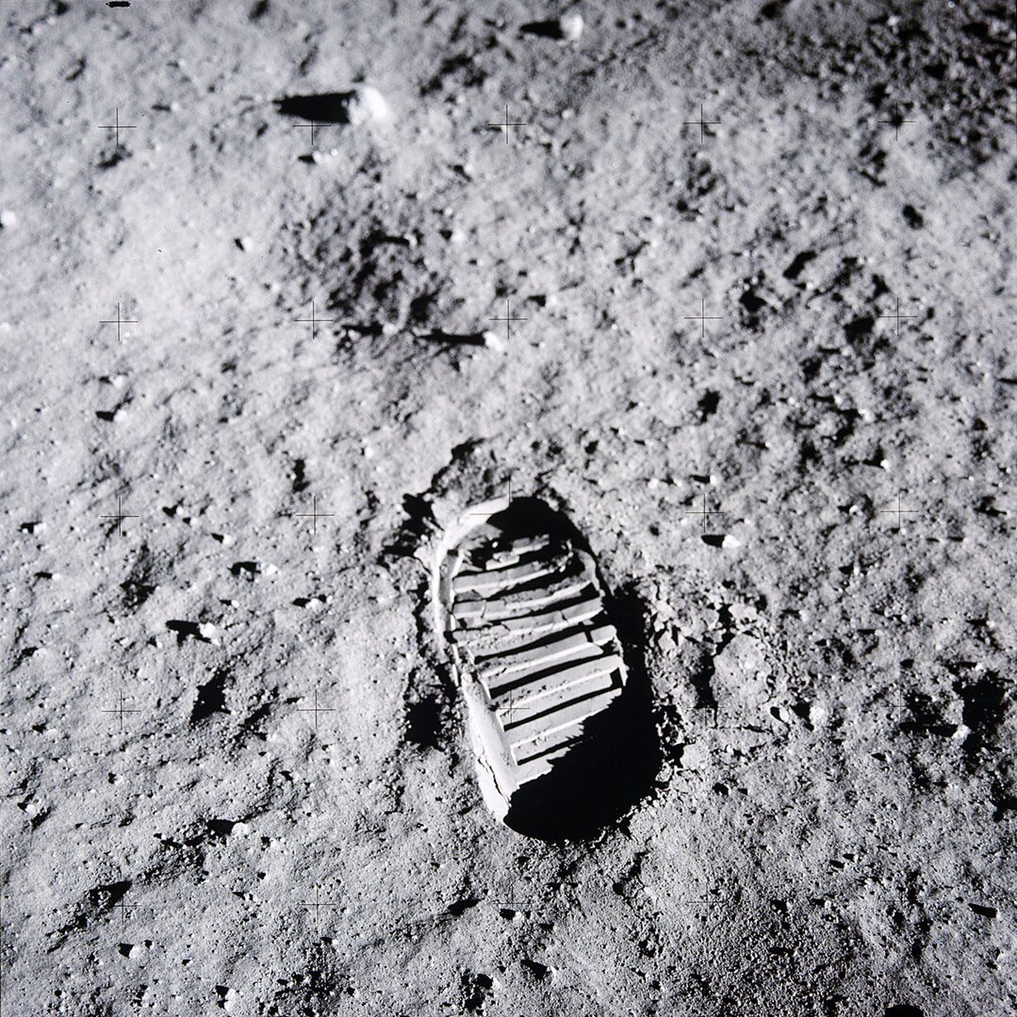 Buzz Aldrin'in Ay regolitindeki ayak izi, gelecekte Ay'da inşa edilecek yapılar için iyi bir malzeme olabilecek ince tozlu bir maddedir 