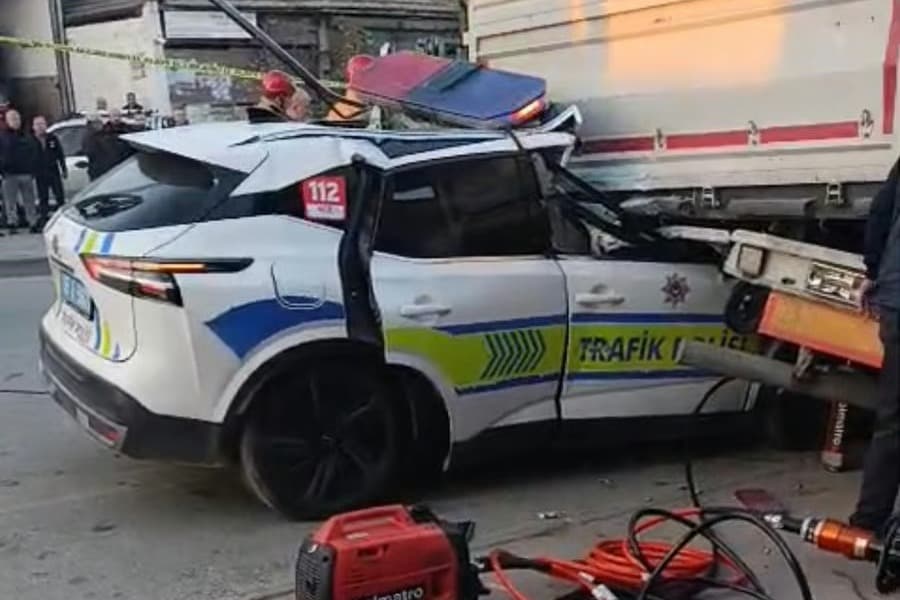 Polis aracı tıra çarptı: 1 şehit, 1 yaralı