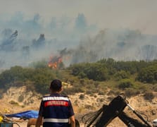 Foça'daki orman yanına havadan ve karadan müdahale ediliyor