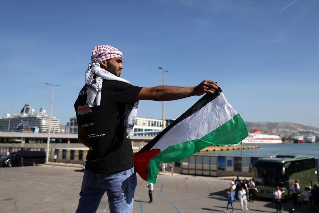 Yunanistan'da İsrailli turistleri taşıyan gemi protesto edildi