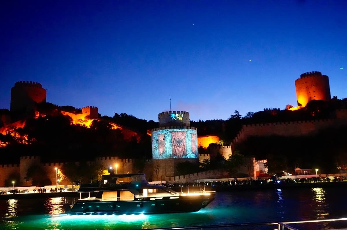 İstanbul'un fethinin 573. yıl dönümü dün gece böyle kutlandı! İşte o görsel şölen...