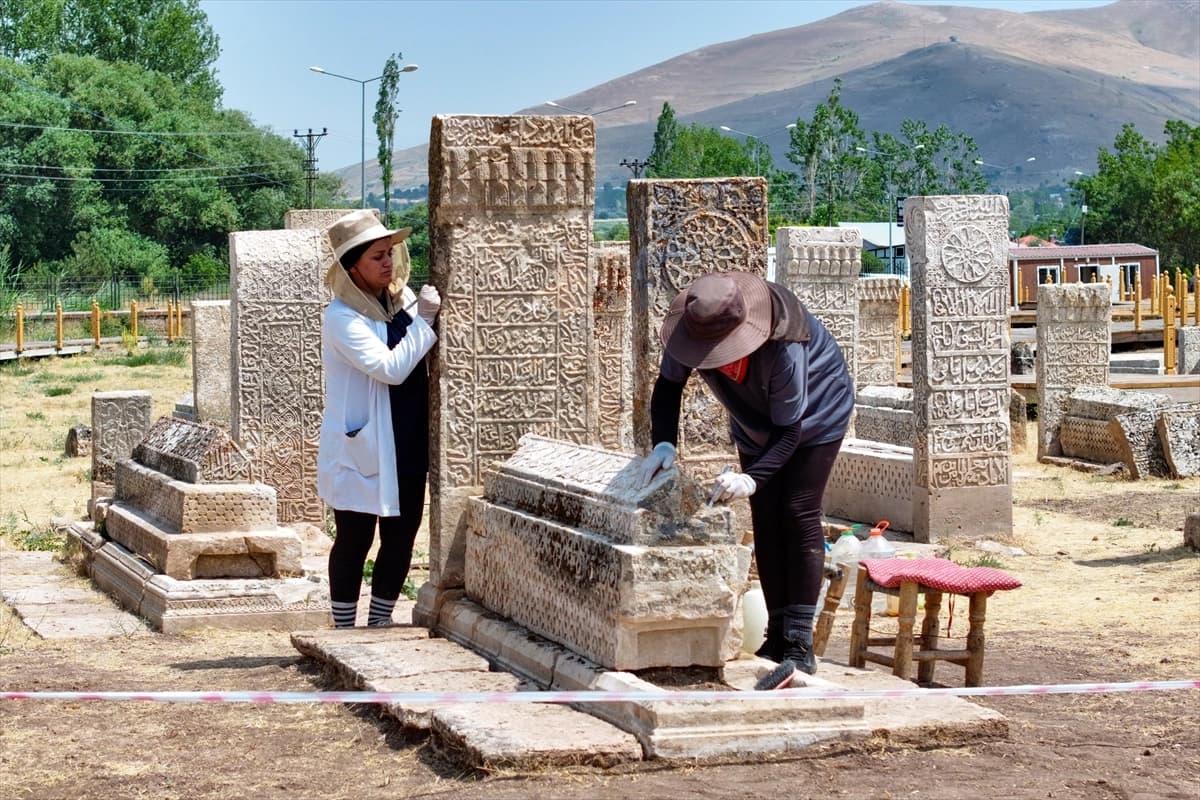 Tarihi Selçuklu Mezarlığı'nda yeni bir ustanın imzasına ulaşıldı