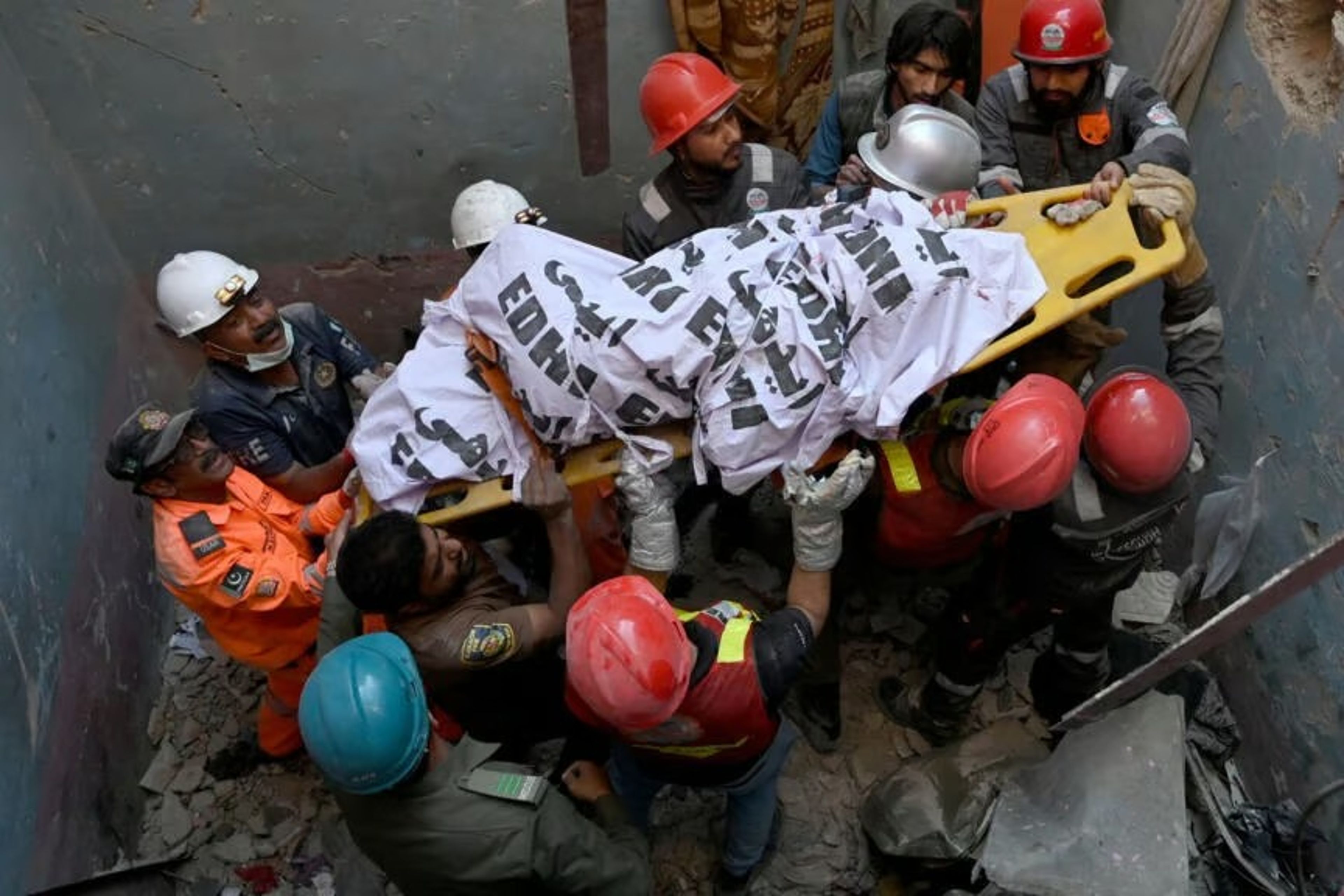 Pakistan'da bir binada patlama: 16 ölü, 14 yaralı