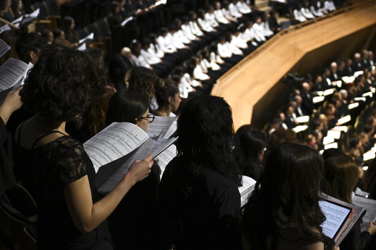 'Dünya Korolar Günü' coşkusu: Üç büyük koro 'Carmina Burana' için sahnede buluştu