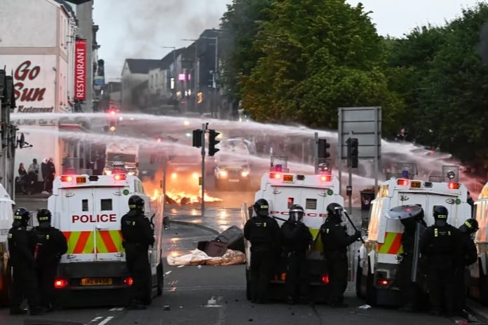 Kuzey İrlanda’da göçmen karşıtı şiddet olaylarında artış yaşanıyor