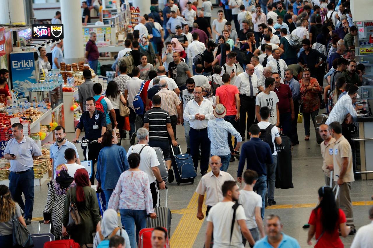 400 binden fazla kişi sadece bir nedenden yollara düştü! 