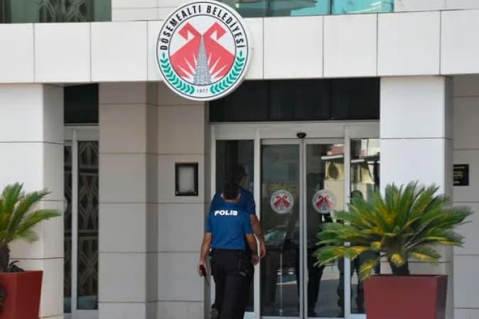Döşemealtı Belediyesi'nde 4 tutuklama