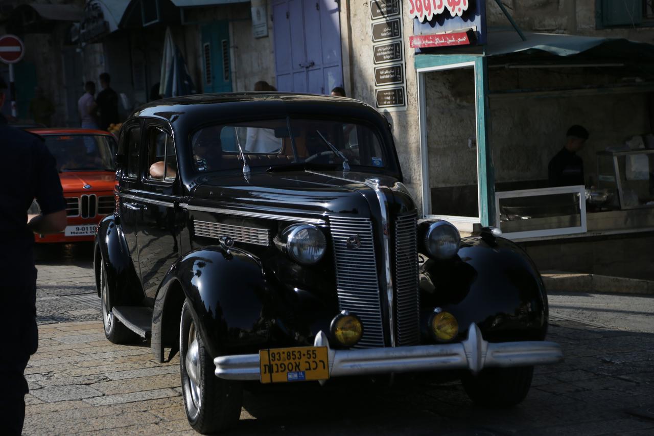 İşgal altındaki Batı Şeria'da sokaklar klasik otomobillerle şenlendi