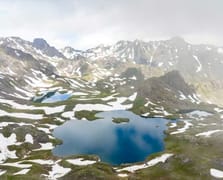 Erzurum'da 3 bin 200 rakımdaki Yedigöller'de kar ve yaz bir arada