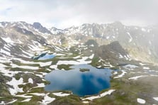 Erzurum'da 3 bin 200 rakımdaki Yedigöller'de kar ve yaz bir arada