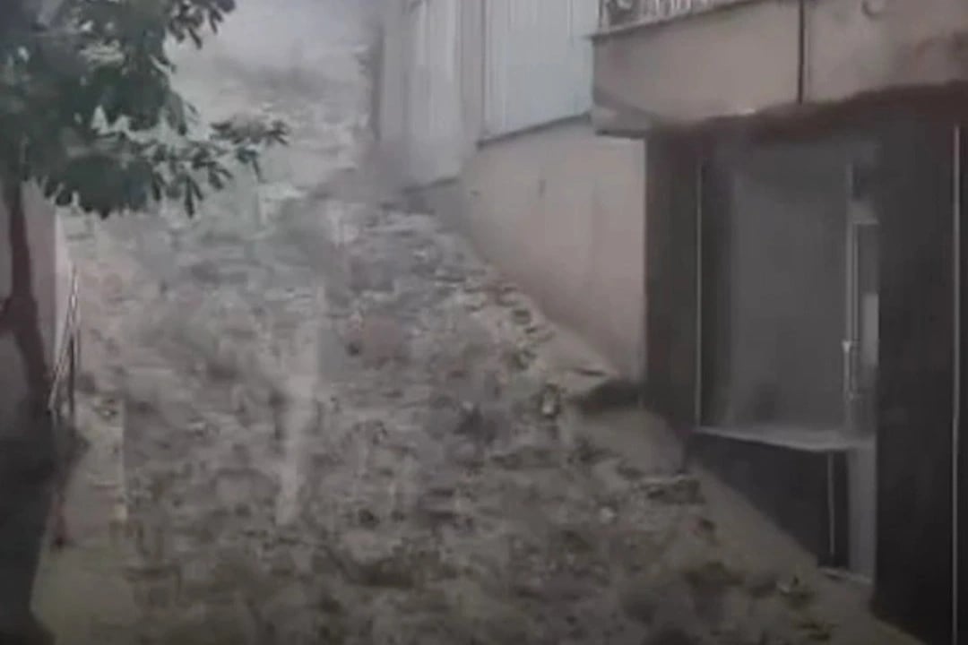 Meteoroloji uyarısının ardından iki kentte sağanak