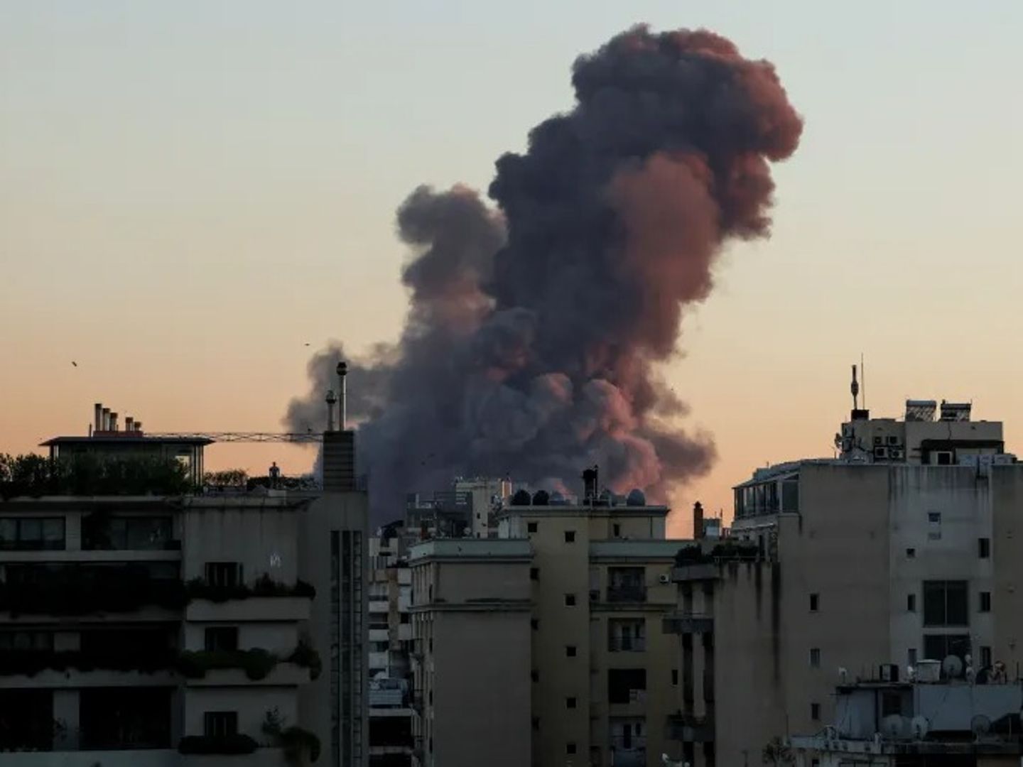 İşgalci İsrail güçleri Lübnan'ın başkentini bombaladı