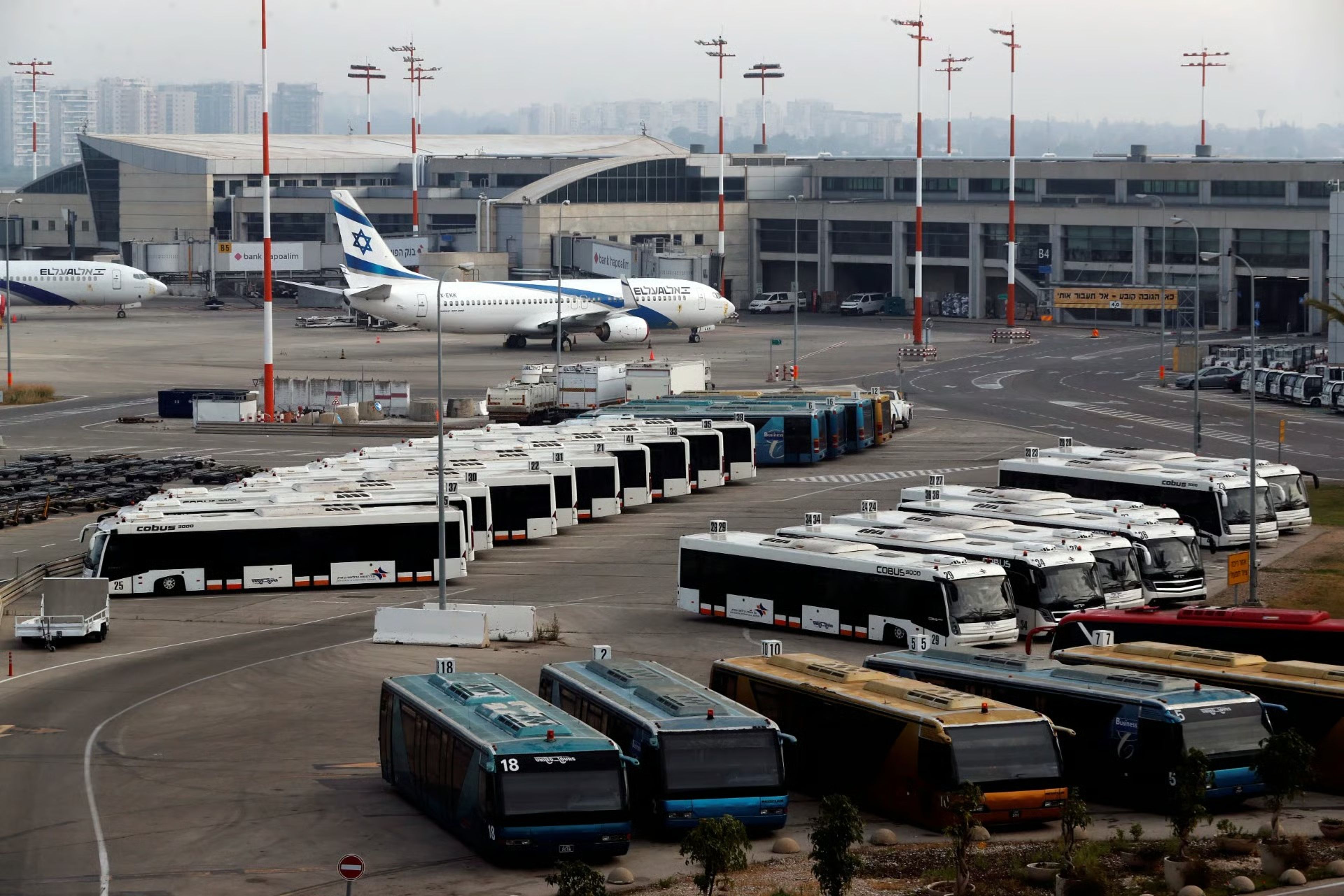 Tel Aviv’deki Ben Gurion Havalimanı’nda kargodan çıkan duman panik yarattı