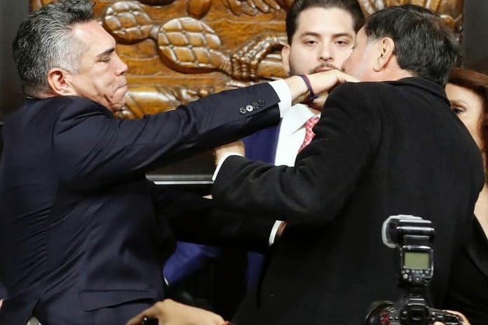 Meksika'da muhalefet lideri Moreno Senato Başkanı Norona’ya saldırdı