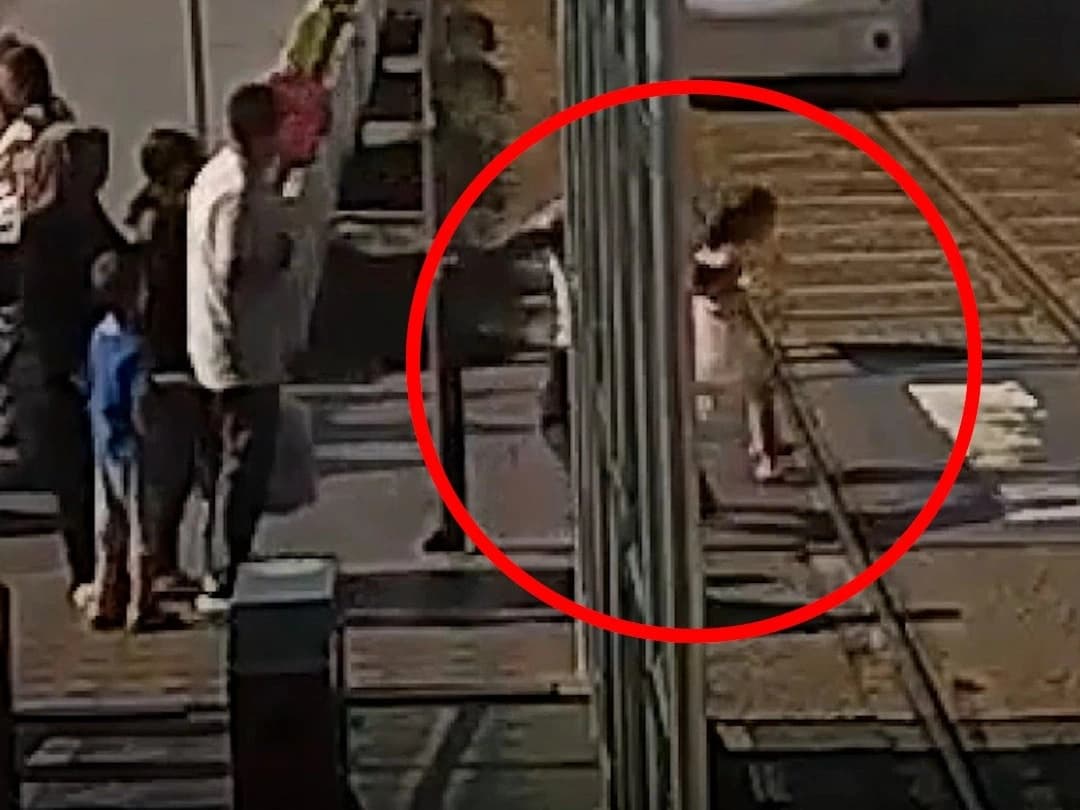 Tramvayın önüne koşan çocuğu kurtardı